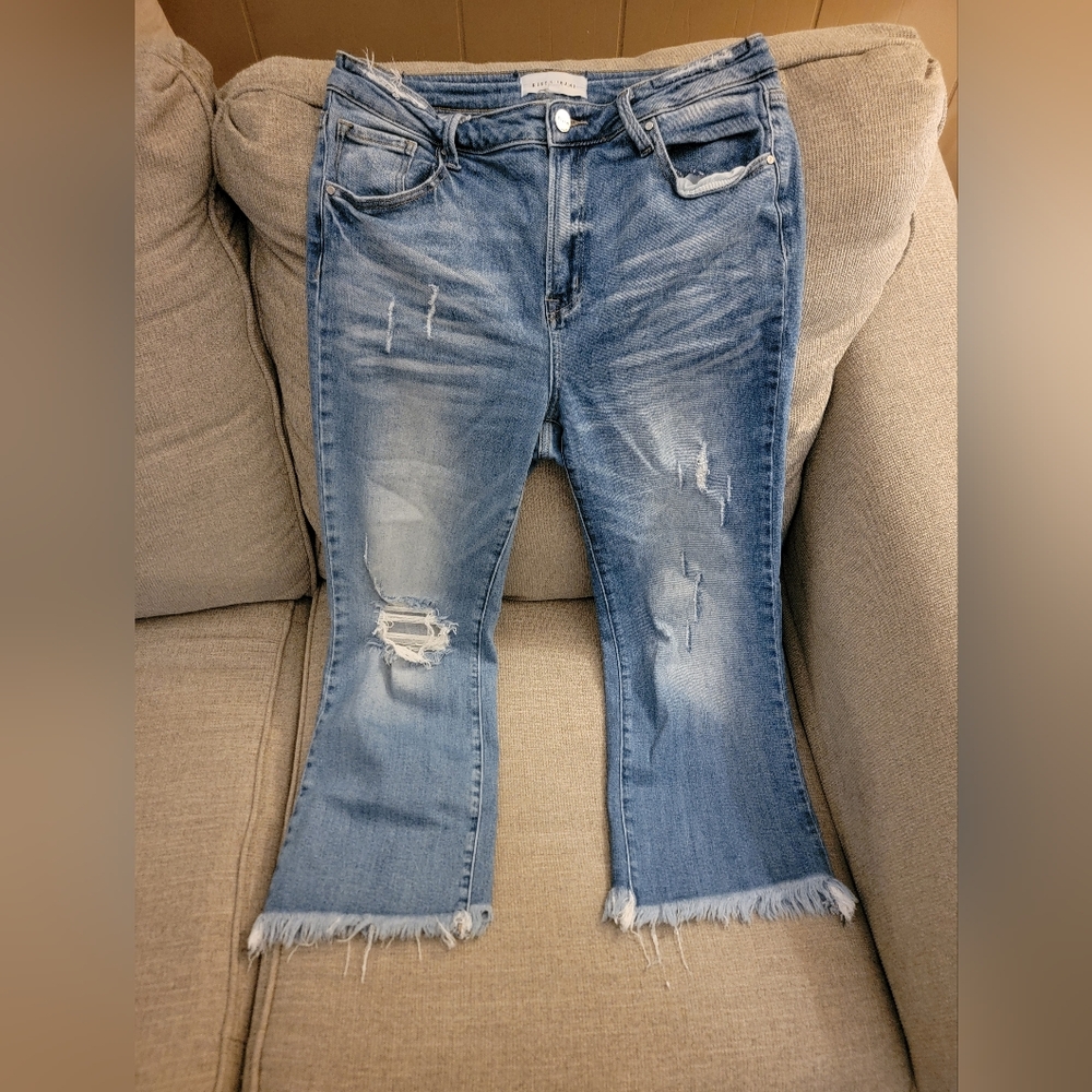 Risen cropped destructed jeans